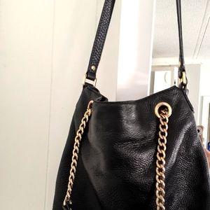 Michael Kors Pebble Leather Purse Crossbody/Messenger be w Gold & MK Pendant